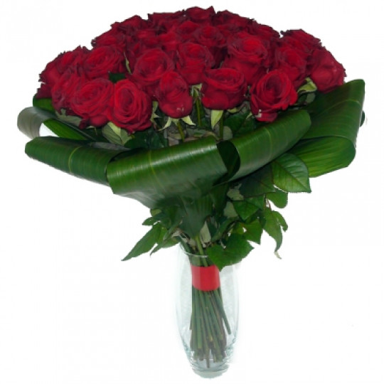 Букет красных роз 50 см с зеленью